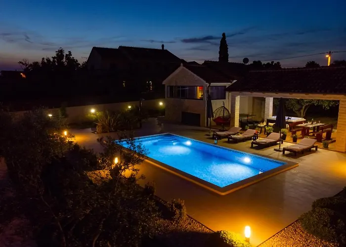 Villa Lorema-pet Friendly On 5000 Sqm Garden,pool, Jacuzzi, Billiard&ps5