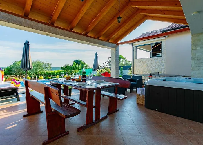 Lorema-pet Friendly On 5000 Sqm Garden,pool, Jacuzzi, Billiard&ps5 Villa Sveti Filip i Jakov