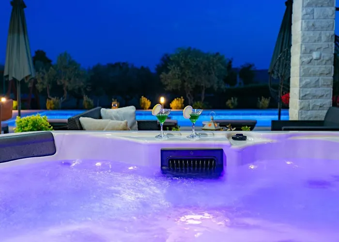 Lorema-pet Friendly On 5000 Sqm Garden,pool, Jacuzzi, Billiard&ps5