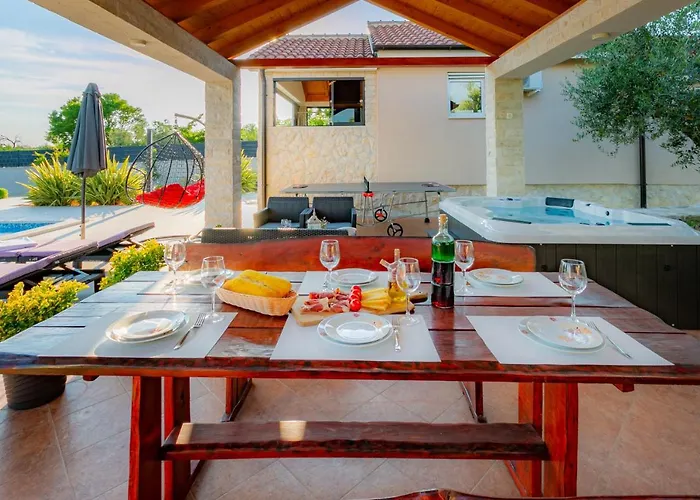 Villa Lorema-pet Friendly On 5000 Sqm Garden,pool, Jacuzzi, Billiard&ps5 Sveti Filip i Jakov