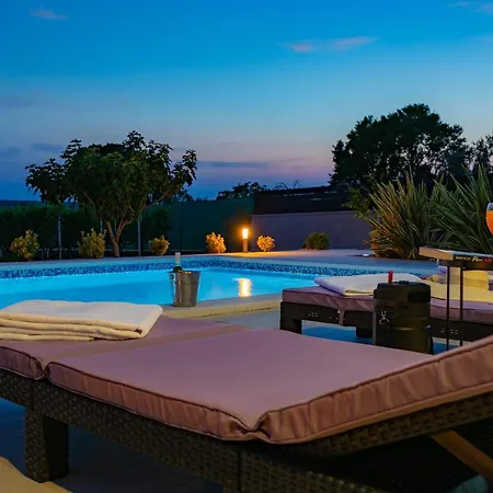 Villa Lorema-Pool,Jacuzzi&5600 Sqm Gated Estate *