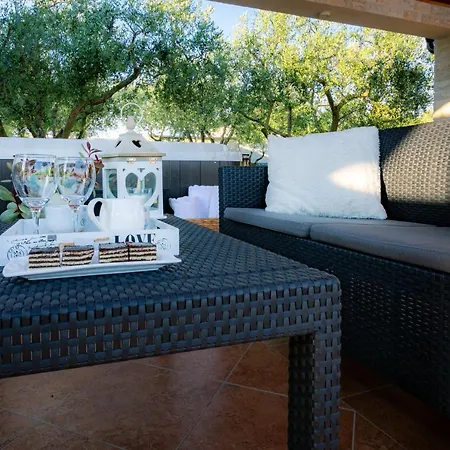 Villa Lorema-Pool,Jacuzzi&5600 Sqm Gated Estate