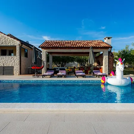 Villa Lorema-Pool,Jacuzzi&5600 Sqm Gated Estate