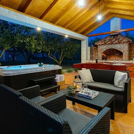 Villa Lorema-Pool,Jacuzzi&5600 Sqm Gated Estate Sveti Filip i Jakov
