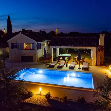 Villa Lorema-pet Friendly On 5000 Sqm Garden,pool, Jacuzzi, Billiard&ps5 Sveti Filip i Jakov