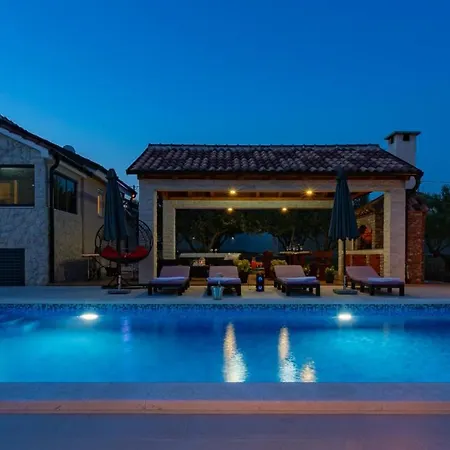 Villa Lorema-Pool,Jacuzzi&5600 Sqm Gated Estate * Sveti Filip i Jakov