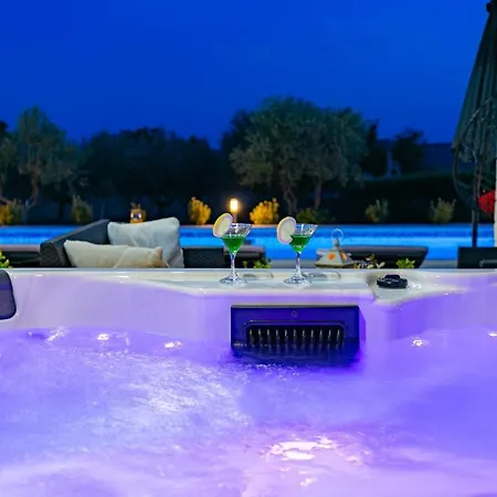 Villa Lorema-Pool,Jacuzzi&5600 Sqm Gated Estate