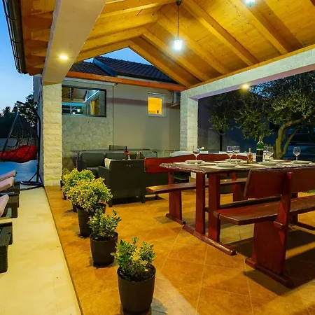 Villa Lorema-pet Friendly On 5000 Sqm Garden,pool, Jacuzzi, Billiard&ps5 Sveti Filip i Jakov