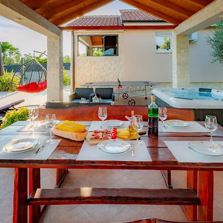 Vila Lorema-pet Friendly On 5000 Sqm Garden,pool, Jacuzzi, Billiard&ps5 Sveti Filip i Jakov