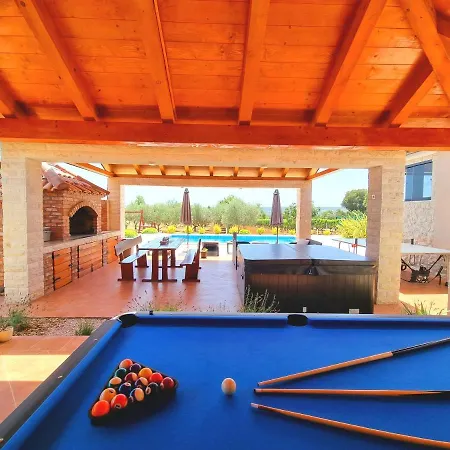 Lorema-pet Friendly On 5000 Sqm Garden,pool, Jacuzzi, Billiard&ps5 Villa Sveti Filip i Jakov