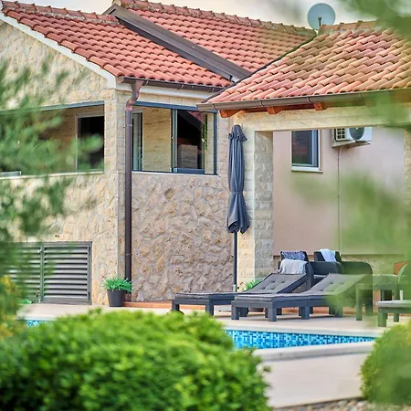Lorema-pool,jacuzzi&5600 Sqm Gated Estate *