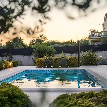 Lorema-pool,jacuzzi&5600 Sqm Gated Estate Vila *