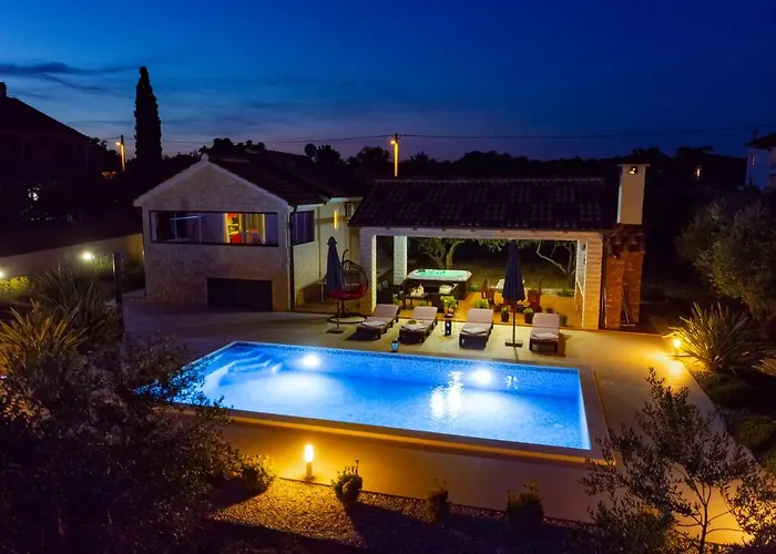 Вилла Lorema-pet Friendly On 5000 Sqm Garden,pool, Jacuzzi, Billiard&ps5 Свети-Филип-и-Яков
