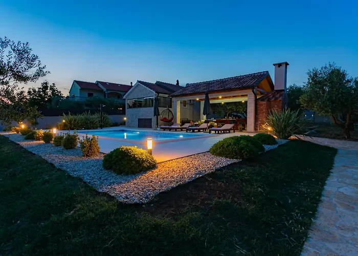 Вилла Lorema-pet Friendly On 5000 Sqm Garden,pool, Jacuzzi, Billiard&ps5 *